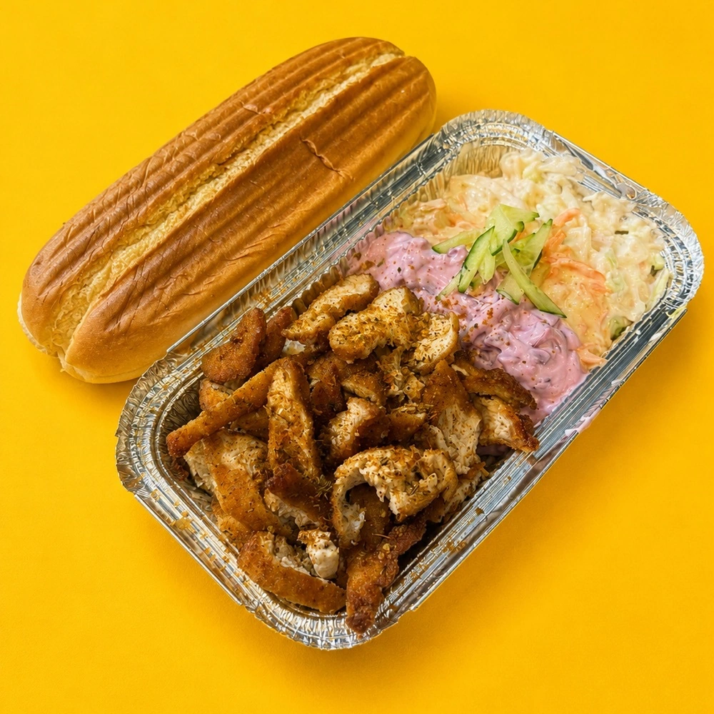 Schnitzel Lab Special servisi: ekmek, tavuk schnitzel ve coleslaw