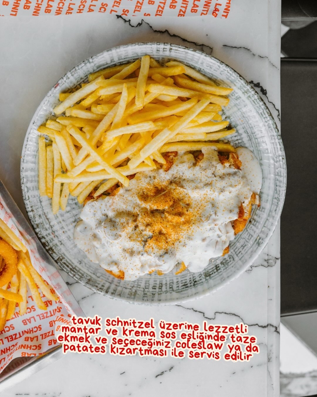 Mantar soslu schnitzel ve patates servisi